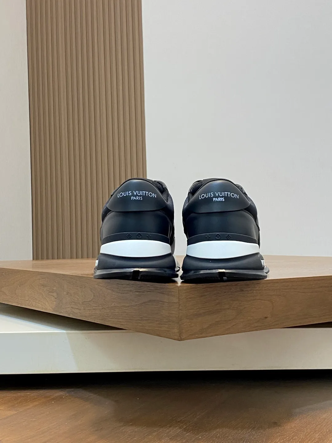 💰800 Lujia new color matching men's 🧍‍♂️trainer sneakers, this LV Trainer sneaker is made of soft grained calfskin and presents pure tones. The brand was born in 1854. The designer's handwritten brand logo is embellished on one side. Virgil Abloh designed it himself. It is a very commemorative sneaker. Brand new LV Louis Vuitton louis vuitton trainer sneaker low casual sports culture versatile basketball shoes Size: 39-44 (38, 45, 46 customized)
